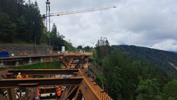 Entre Villars et Gryon, le chantier du siècle voit le futur pont s'ériger petit à petit 